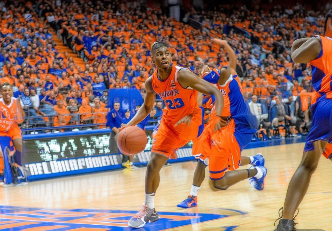 2018年NBA：库里32分率勇士险胜马刺，巩固西部领先地位(图3)